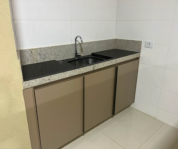 Área de espera confortável no lobby de hotel