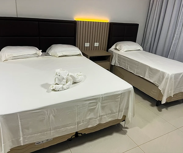 Quarto com duas camas em hotel no centro de Morrinhos